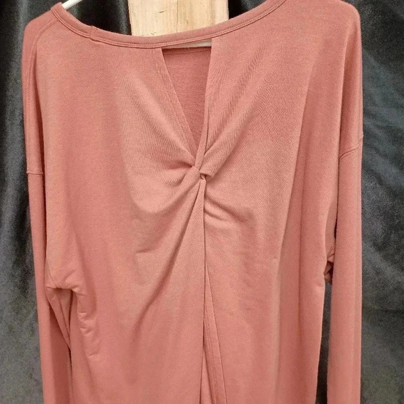 Long sleeve open back size large Old Navy athletic tee - Picture 3 of 4